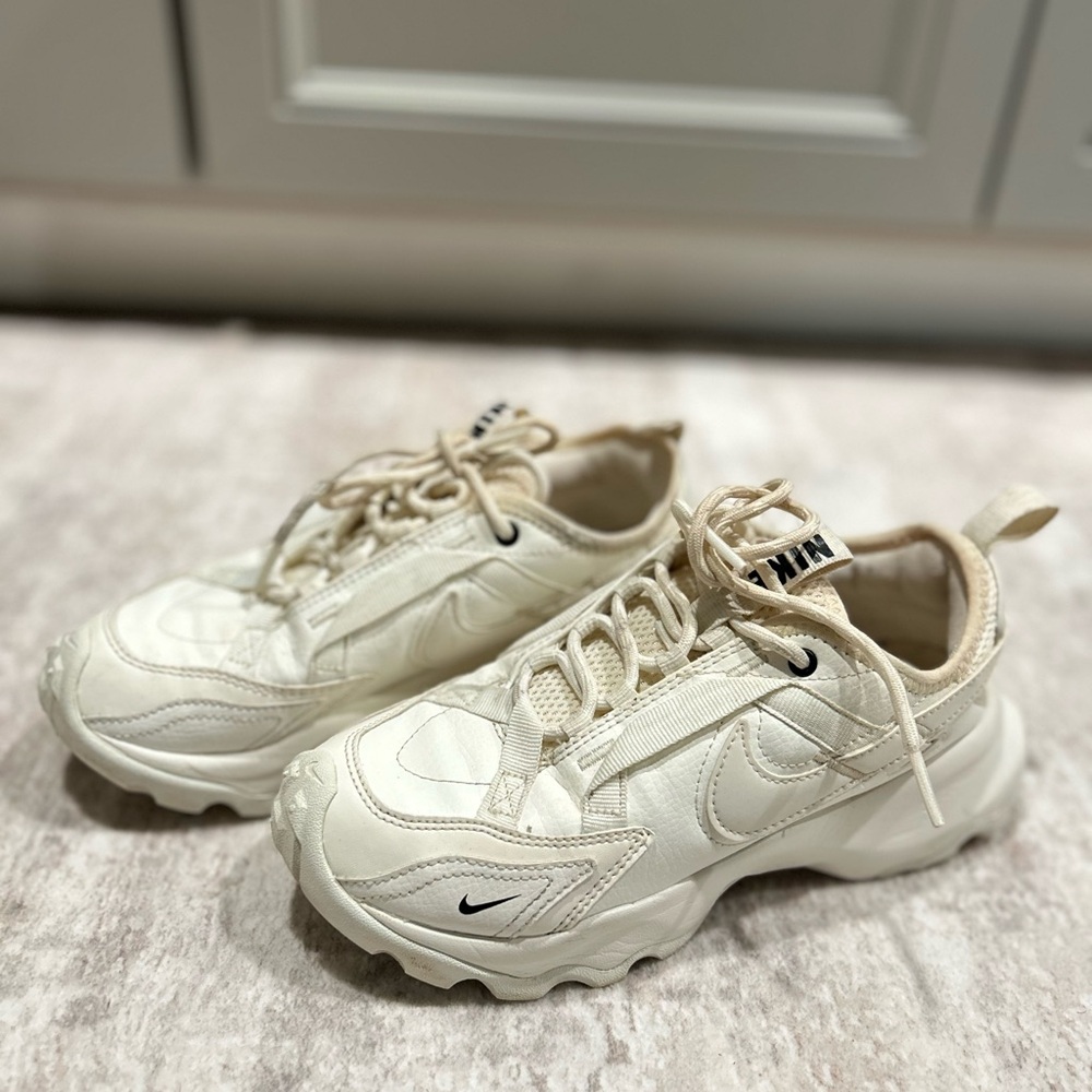 Nike Women’s Cream/Off-White Athletic Sneakers 5.5